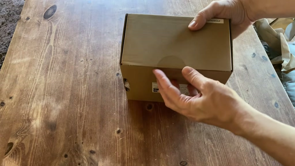 Getorli GT103 mini PC and box on a wooden table