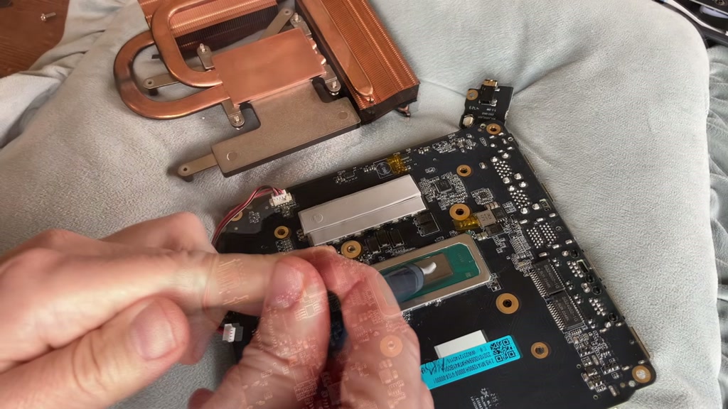 Fresh MX-7 thermal paste applied to the Tank 03 CPU